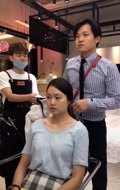 大脸妹换完发型，走路都是这么自信，女神必备！网友：美到爆炸！