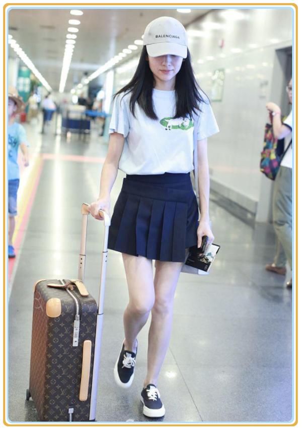 董洁是有多嫩？38岁穿百褶裙美成初恋，撞上29岁沈梦辰都一点没输