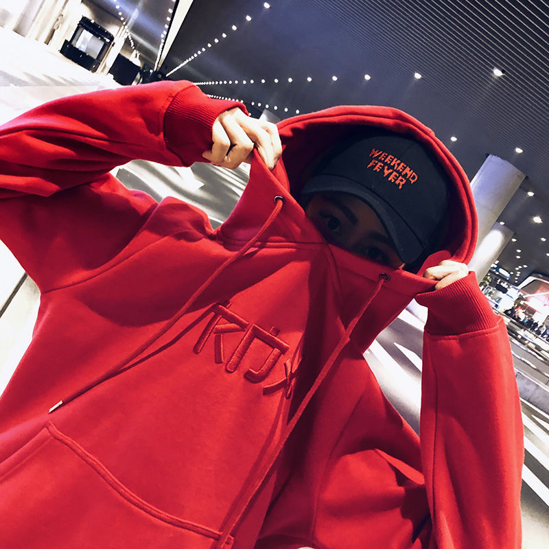 现在的女人穿衣真大胆，不穿贴身直接穿卫衣，性感迷人显腿长