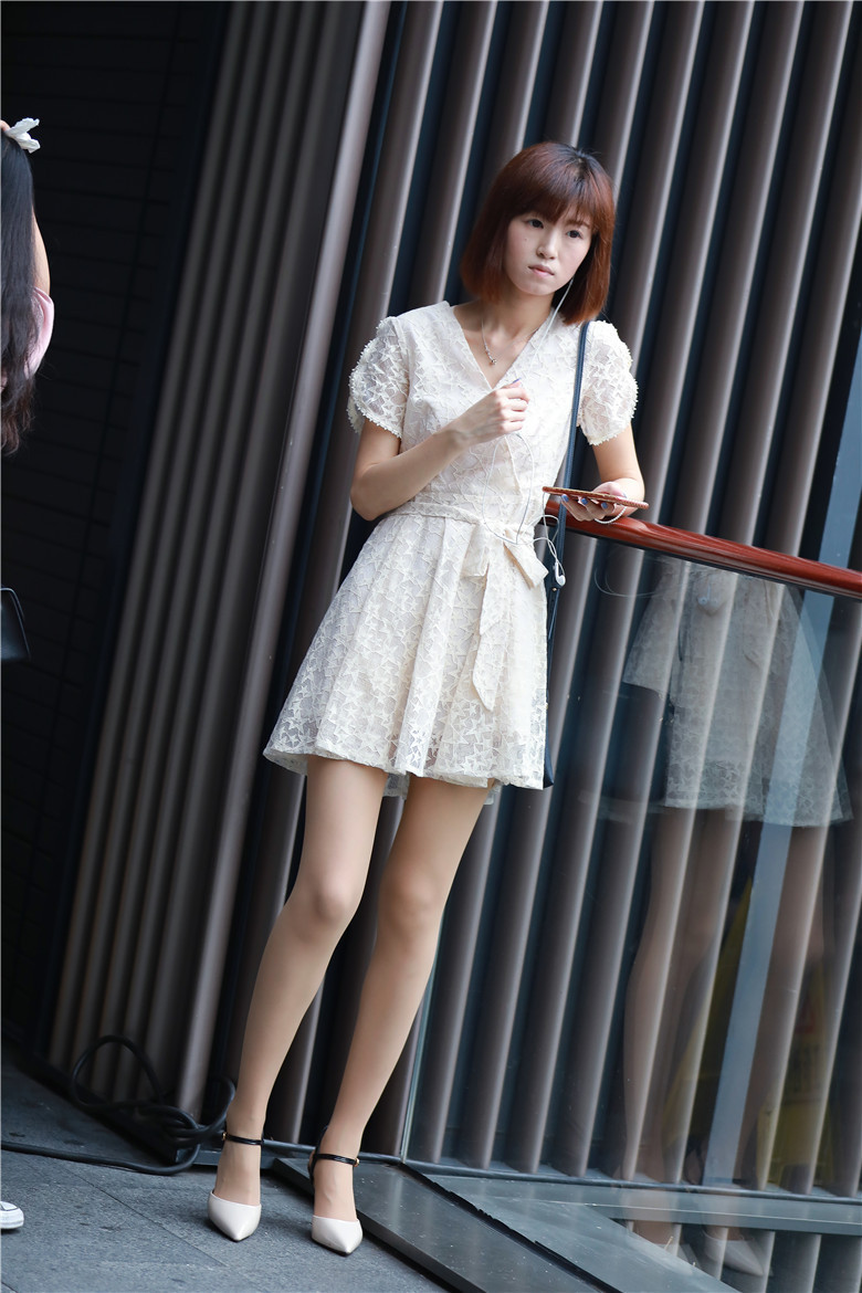 街拍联盟：白色连衣裙搭配肉色丝袜，淑女姐姐示范夏季最佳搭配