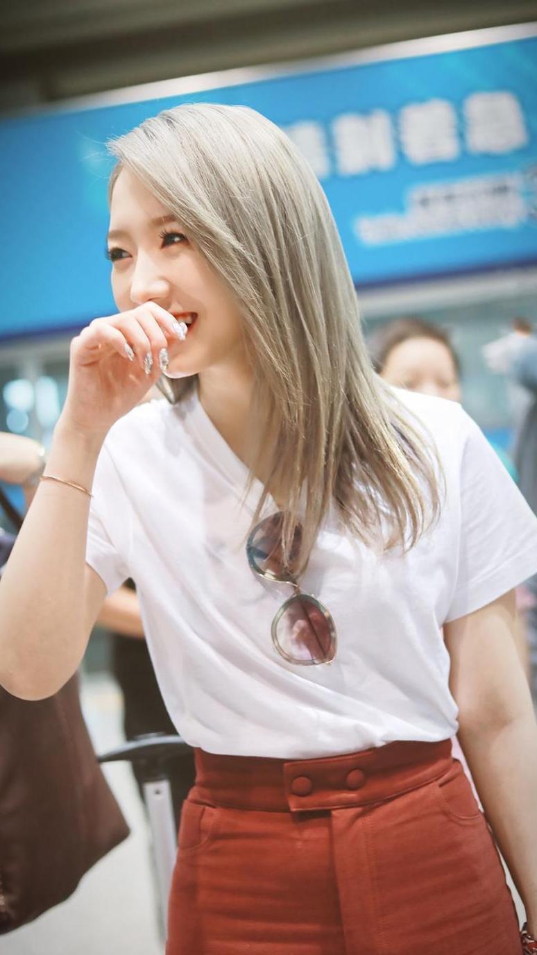 2019春夏纽约时装周启程, 孟美岐极简穿搭, 何穗撩发放电超有魅力