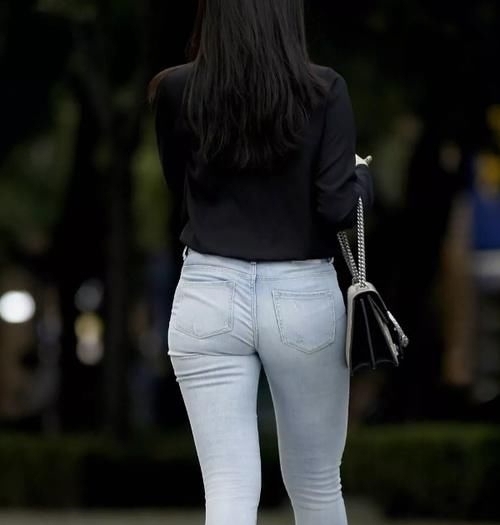  「女性」牛仔裤的个性穿搭，清清爽爽，还很显腿长