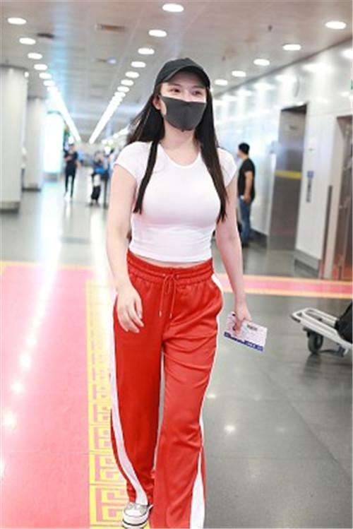 徐冬冬太会穿衣, 简单白T恤也这么显身材? 网友: 淡定不了了!