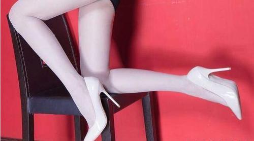 舒适透气的尖头细跟，走路时不累脚，更加突显腿部的曲线