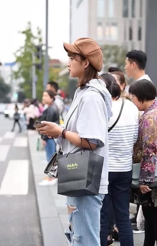  个性|街拍：小姐姐帅气的休闲西装搭配牛仔裤，简约大方出色又不失个性
