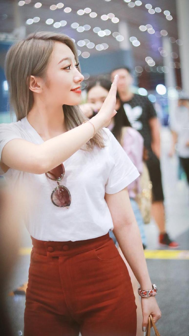 2019春夏纽约时装周启程, 孟美岐极简穿搭, 何穗撩发放电超有魅力