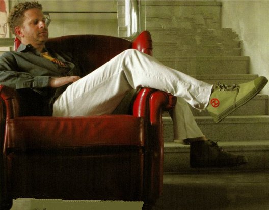 被我国淘汰掉的“解放鞋”竟成欧美新时尚，75美元一双都卖断货!