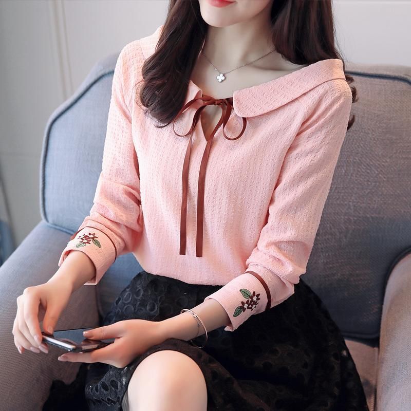 30岁性感女人正确的穿搭方式:雪纺衫+黑丝袜，惊艳众人眼