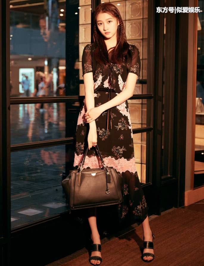 国民闺女关晓彤穿迷人露背裙，撞上少妇安以轩，姜还是老的辣!