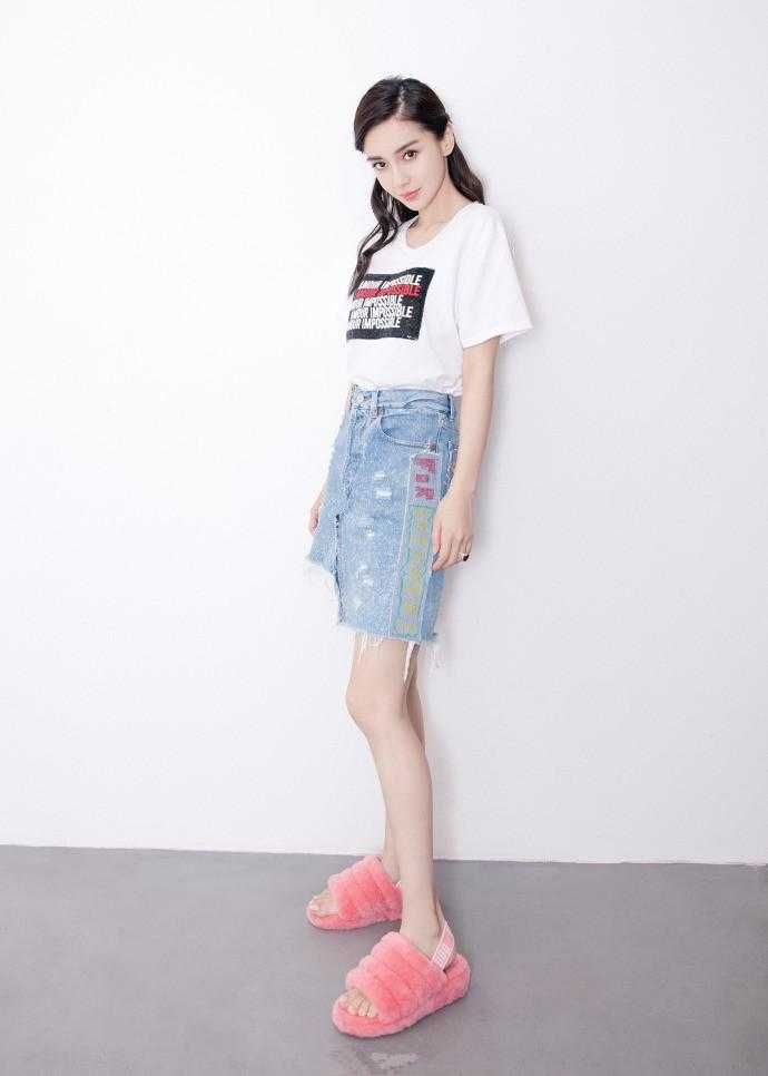 杨颖真只有1米68?穿高腰裙搭T恤秀美腿，网友:这腿比P过的还美