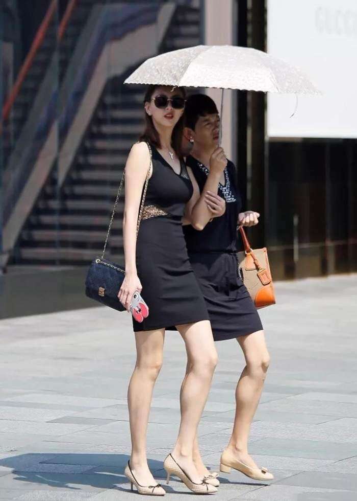 街拍: 紧身包臀裙的小姐姐, 高挑身材白皙肌肤很好看