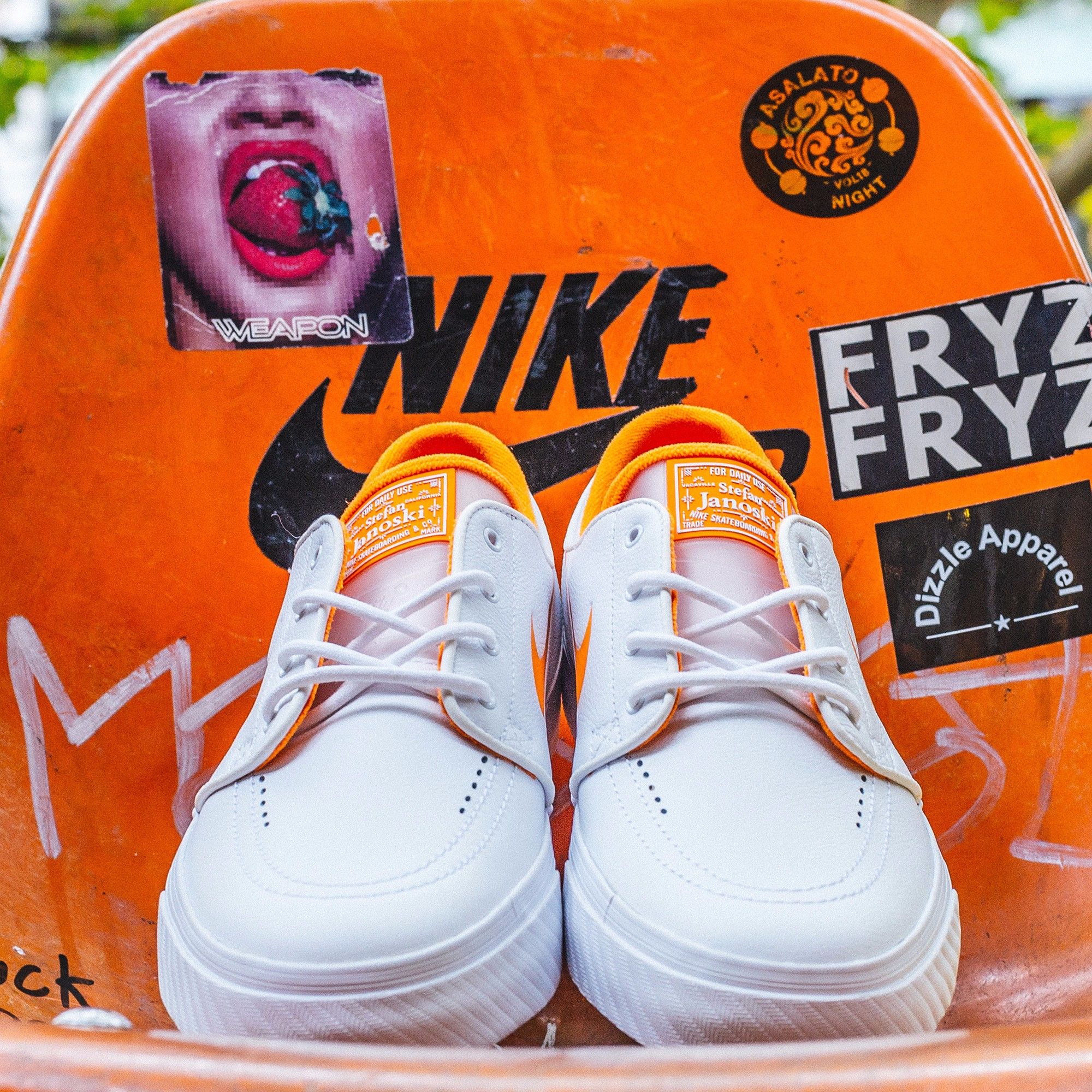 Nike SB携手FLY打造 Zoom Janoski “WAKE UP GO SKATE”