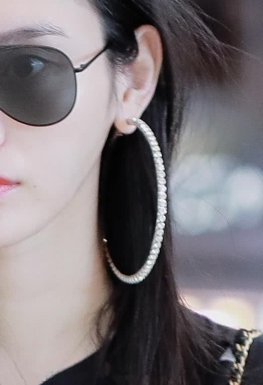 奚梦瑶简单穿搭亮相机场，撩头发都能迷死人，气场强大竹竿腿抢眼