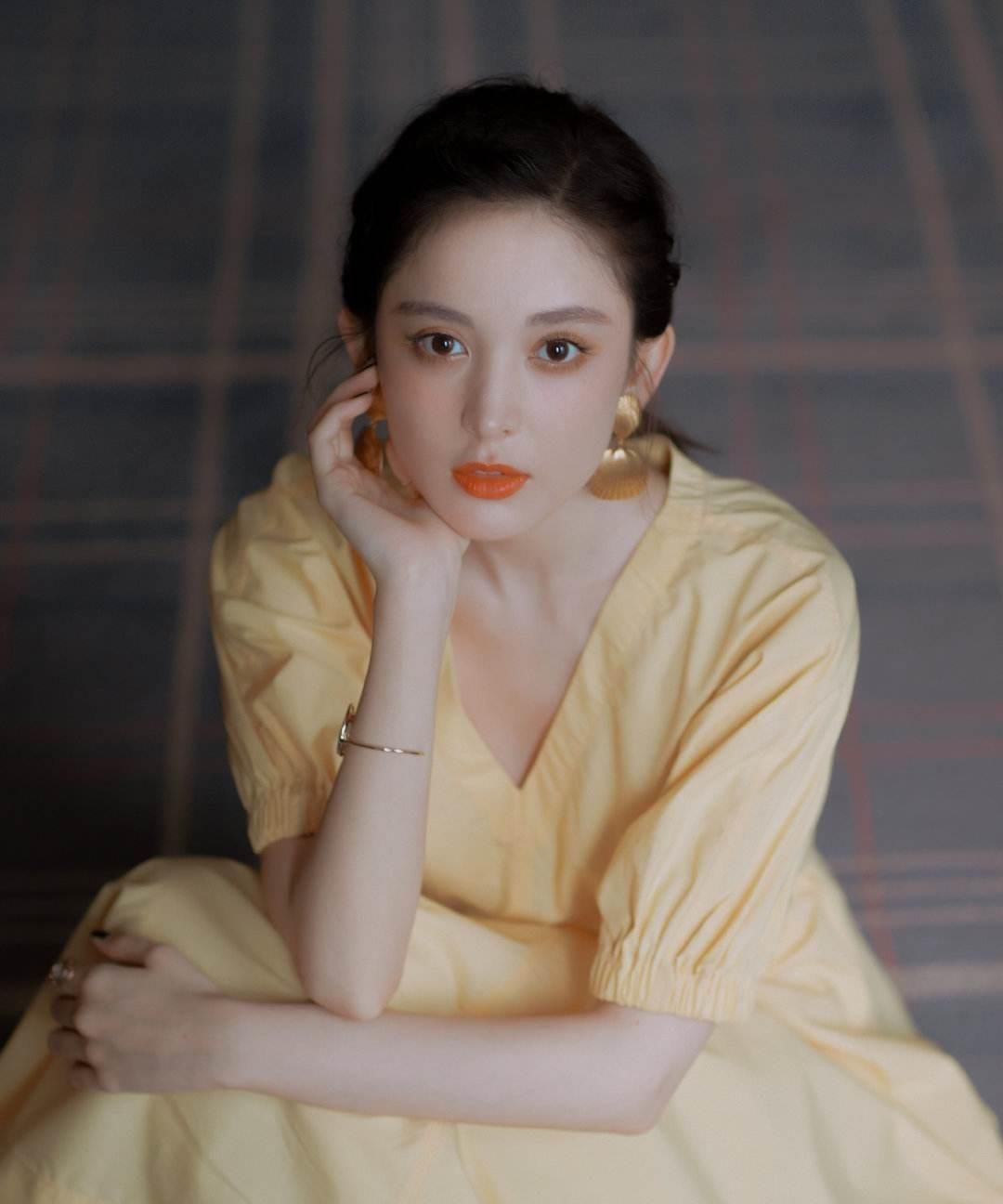  【时髦】最近这条“淡黄的长裙”突然就火起来了, 女明星都在穿它!