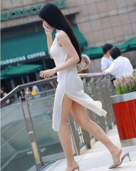 街拍:小姐姐身穿一身白色的连衣裙，一双美腿相当抢镜!