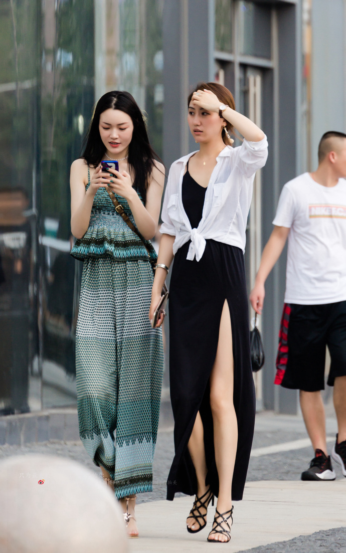 路人街拍，小姐姐的大长腿搭配开叉飘逸长裙，真的太美了