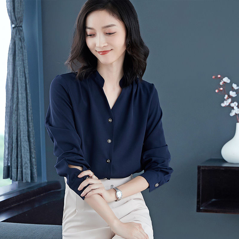 还穿风衣配打底裤，太土了!现在流行这样穿小衫，6070穿巨美