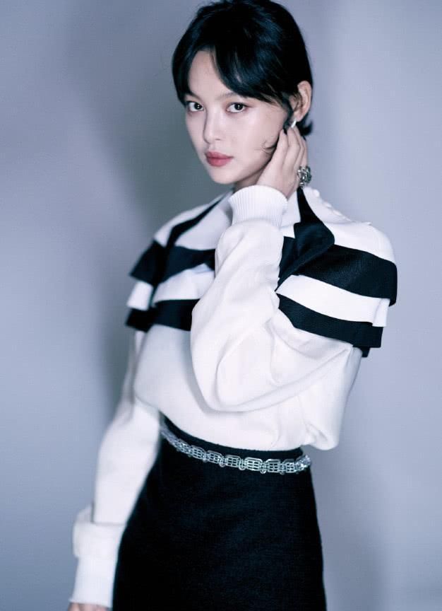 辛芷蕾真会玩,仅用一条A字裙,竟穿出逆天筷子腿!