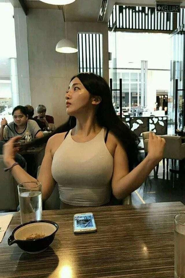 街拍: 美女超市买东西, 傲人身材引人围观