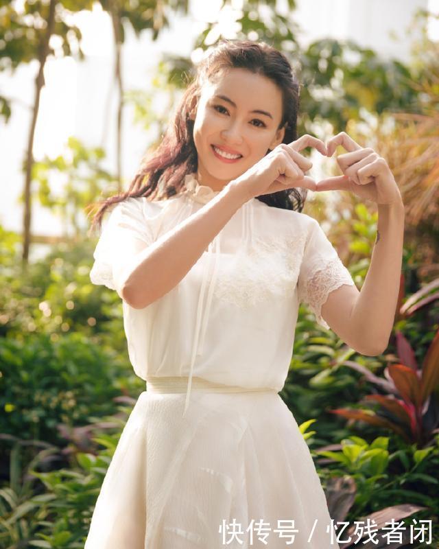 【张柏芝】40岁张柏芝身材真好,小白裙清纯有气质,宽松版型藏不住的凹凸感