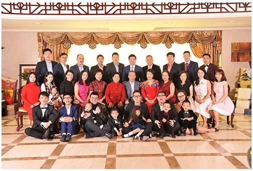 中国最励志女企业家:靠卖饰品38年赚得300亿，还养着家族28个人