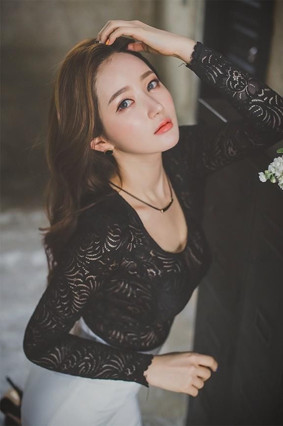 性感女神穿蕾丝短裙摆性感pose，美胸翘臀身段妖娆拍诱惑写真！