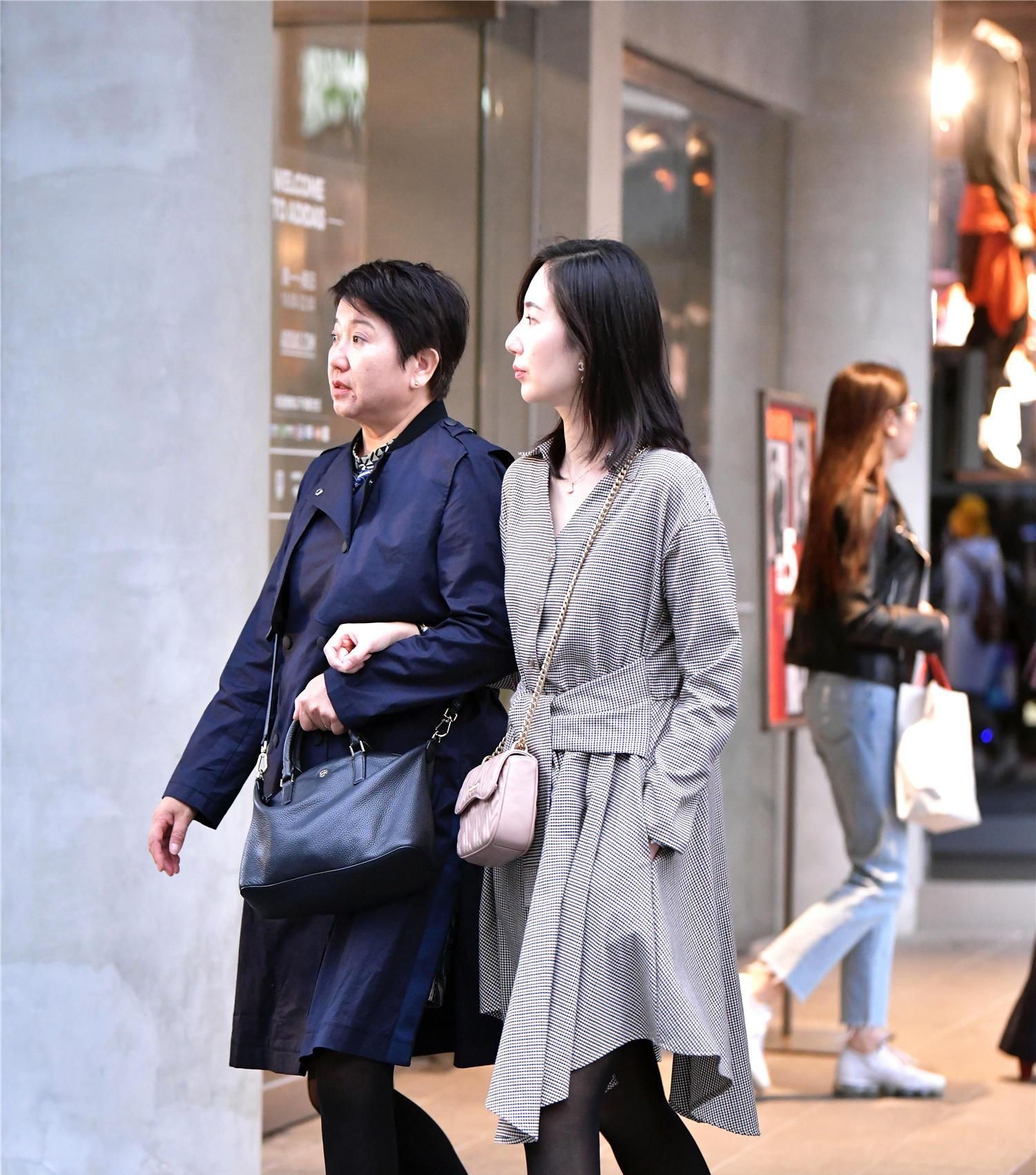 『优雅』街拍:笑容甜美的小姐姐,一条白色的连衣裙,时尚优雅女神魅力
