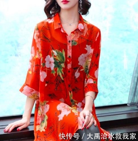 小黑@换季火了一种新穿法:叫“豆腐衫+小黑裤”,让你的气质变“贵”