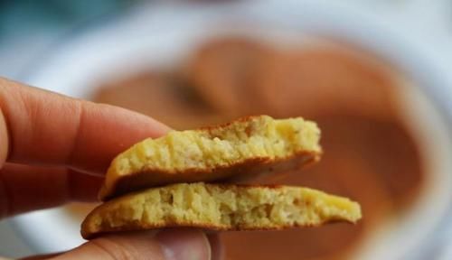 「简易版」简易版香蕉早餐饼教程,1个香蕉2个蛋,煎至金黄就出锅