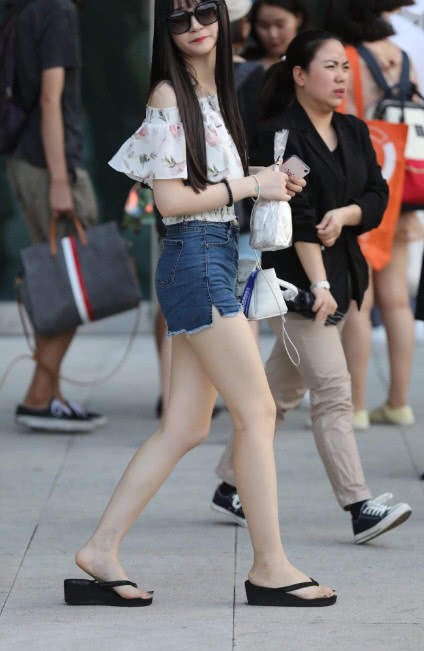 喜欢戴墨镜的小姐姐发现跟错了人，闺蜜在身后笑弯了腰，绝交吧