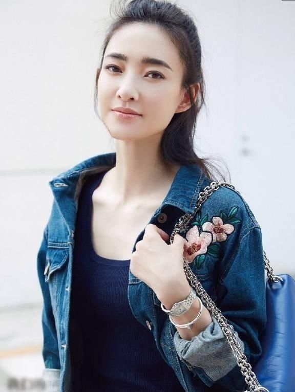 王丽坤身穿一件简单背心街拍，网友:这身材穿什么都好看啊