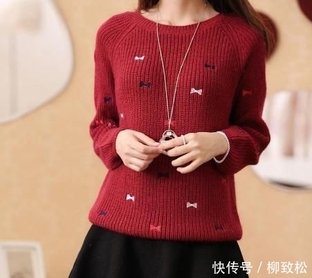  「半身裙」今年新春比较火的一种穿法：毛衣+半身裙，显气质又显个子，完美
