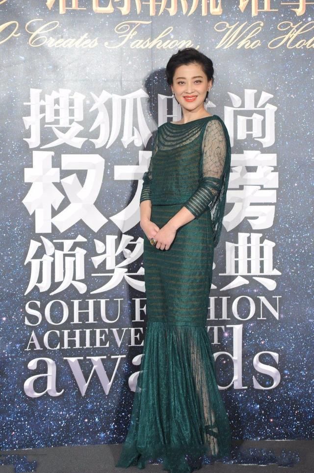 42岁的梅婷总穿24岁的裙子?网友:她在故意装嫩呢!