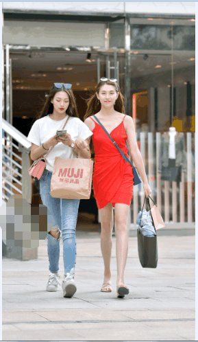 街拍: 气质小姐姐吊带抹胸和闺蜜逛街, 一路不停的自拍