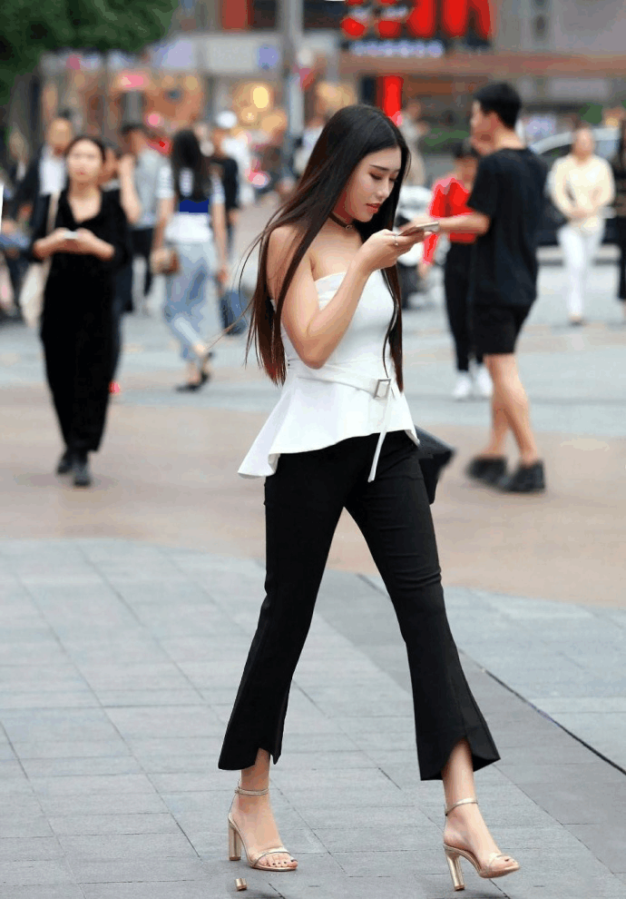 美女一字肩搭配紧身裤，大长腿成功抢镜，网友：仙儿飘飘的感觉