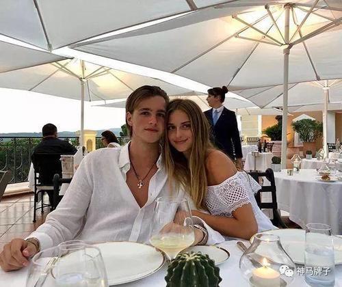 19岁德国公主很任性:晒性感比基尼照,做鬼脸比中指爱马仕背不停