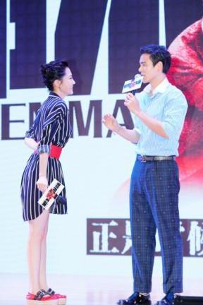 许晴不得了！全身就只穿了件粉色西装，为了秀腿真是豁出去了！