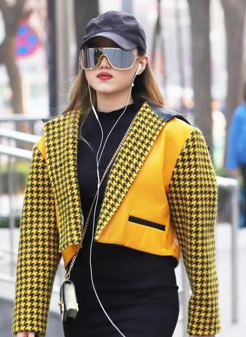  【美女】街拍：活泼可爱美女，一件黑色短袖配蓝色牛仔裤，青春活力气息