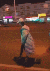 【新手】搞笑gif:一定要避开新手女司机!不管她用什么交通工具!