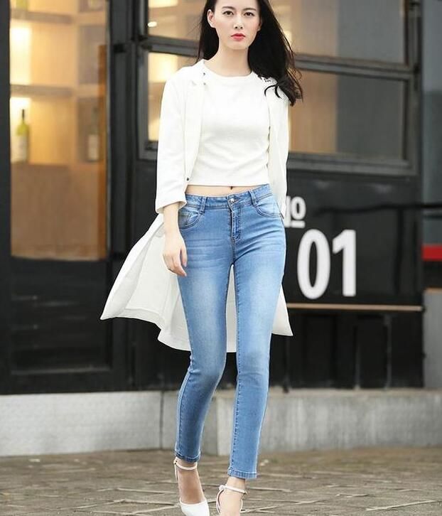 街拍：牛仔裤让你穿出不一样女人味，身材看起来更加苗条高挑！