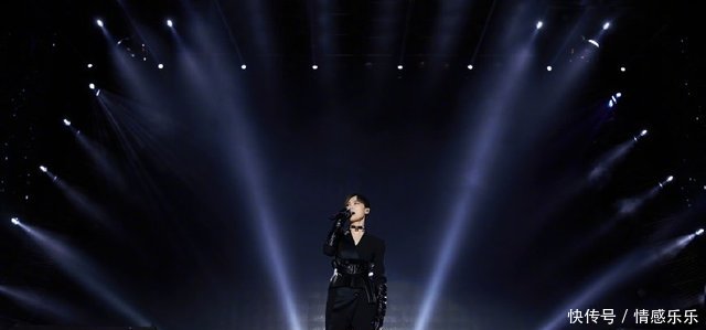 李宇春太胆大！这么大胆的开衩裙也敢穿出门一般人穿绝对丑哭了