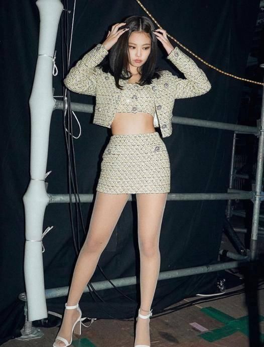  身材：LISA、贝拉为何爱短版外套？再矮也能秒变长腿！长高神器快穿起来