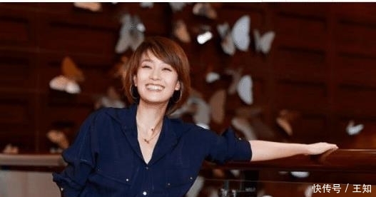 『白鞋』马伊琍头发留长减龄还嫌不够, 搭配小白鞋, 大玩踢腿更显少女身材