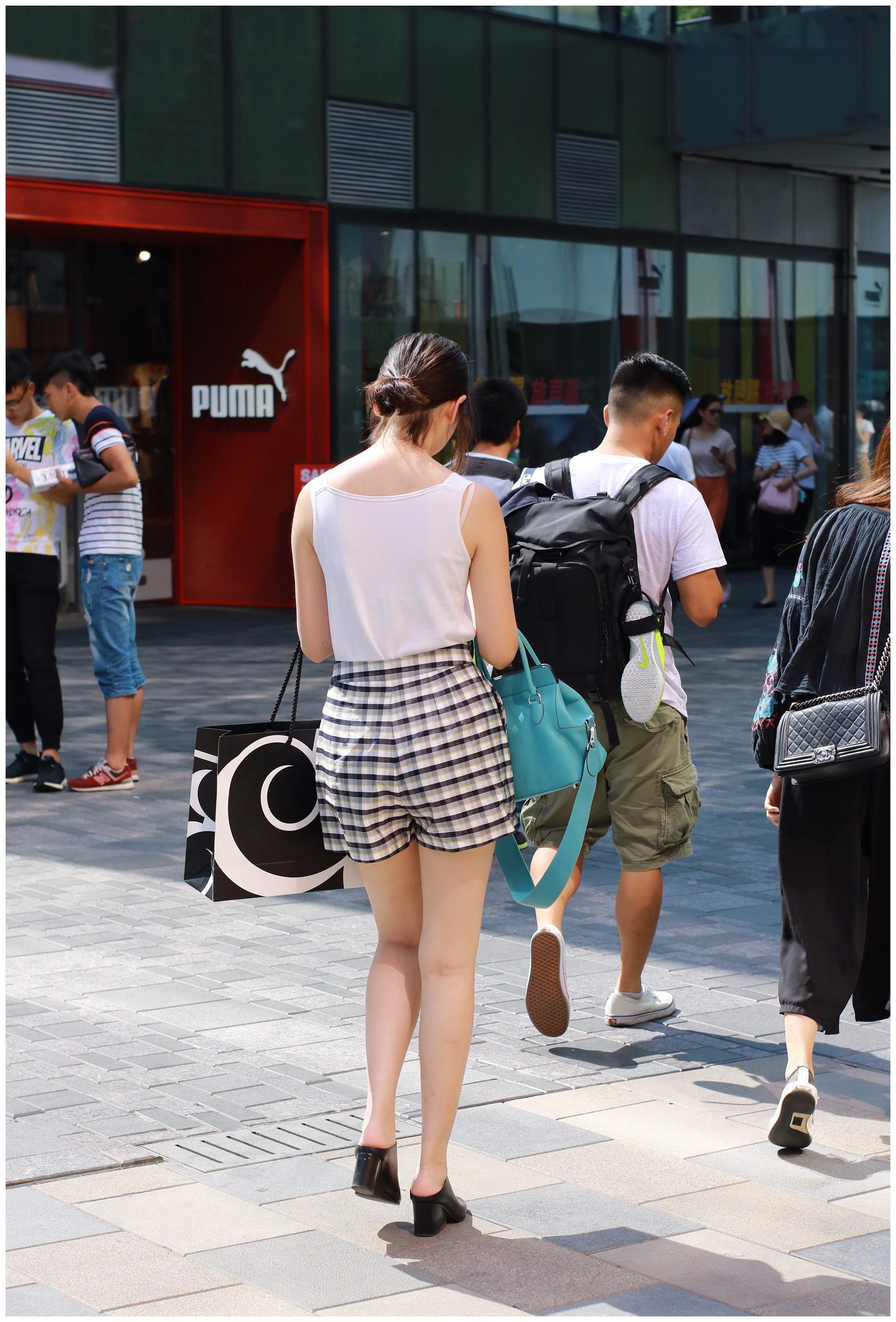 街拍美女：身材超好的漂亮小姐姐，黑色连衣裙勾勒出完美的身材，