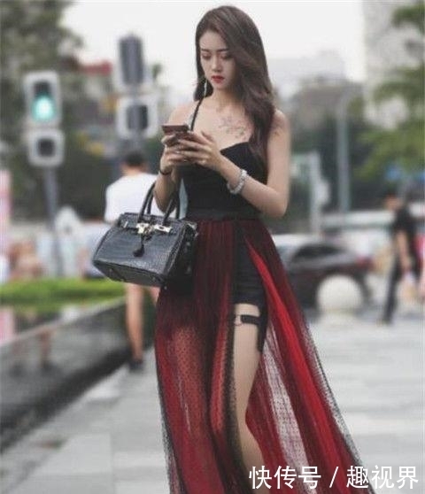 展现出|时尚美女街拍:青春洋溢的美女,展现出不俗的品位!