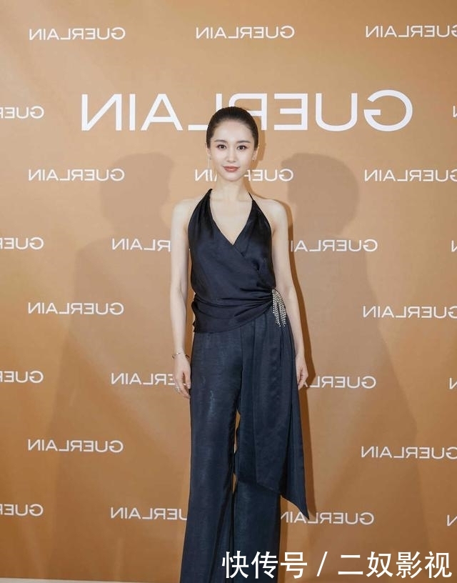 【美女】路人街拍,手挽手的时尚闺蜜,时髦大方的裙子搭配,帅气大方