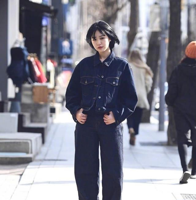  #漂亮#路人街拍:小姐姐长得漂亮又时髦,好衣品造就好气质!