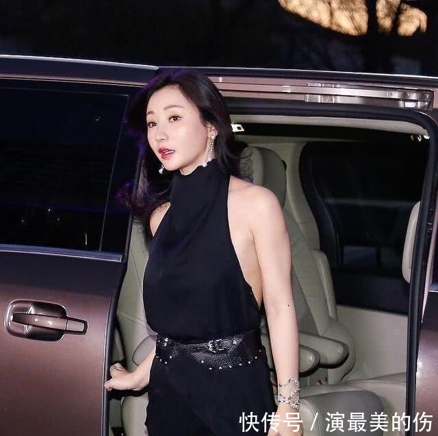 柳岩这回不玩性感，却穿了条紧身牛仔裤，勒出“三角区”好尴尬！