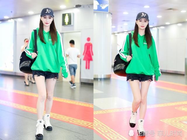 29岁沈梦辰白T配短裙现机场，脚却穿了双马丁靴，看着都觉得热！