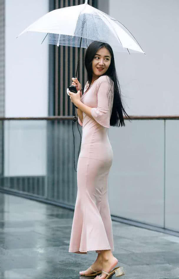 气质小姐姐和男友雨中漫步秀恩爱，包臀裙裹出了丰满的臀线